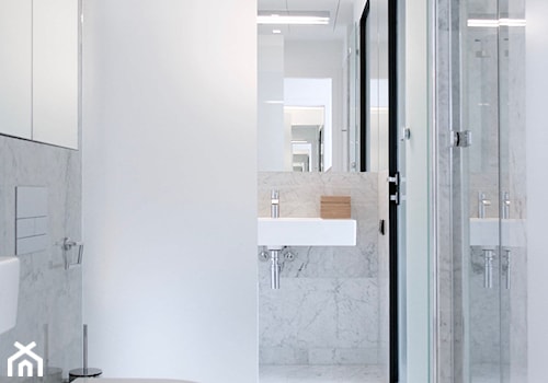 110 m nad poziomem miasta - Mała bez okna z marmurową podłogą z punktowym oświetleniem łazienka, styl minimalistyczny - zdjęcie od KANDO ARCHITECTS