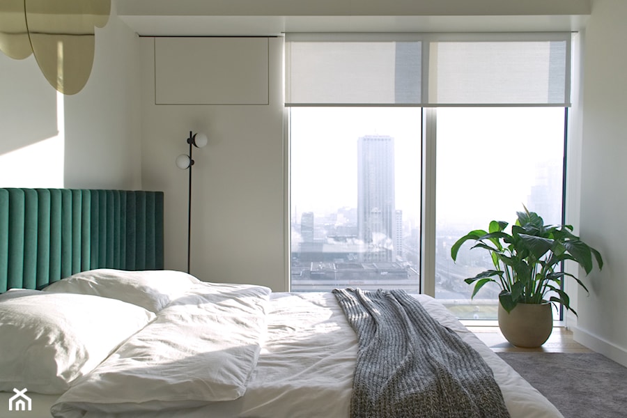 Apartament Złota 44 - Średnia biała sypialnia, styl minimalistyczny - zdjęcie od KANDO ARCHITECTS