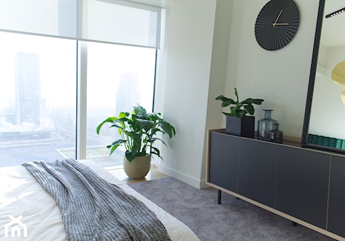 Apartament Złota 44 - Średnia biała sypialnia, styl minimalistyczny - zdjęcie od KANDO ARCHITECTS