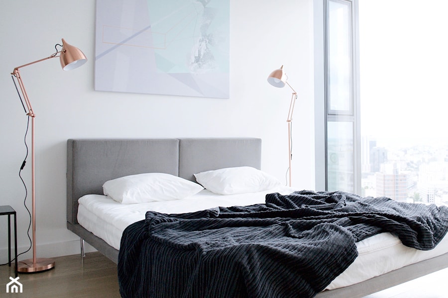 110 m nad poziomem miasta - Średnia biała sypialnia, styl minimalistyczny - zdjęcie od KANDO ARCHITECTS
