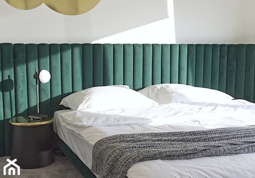 Apartament Złota 44 - Mała biała niebieska sypialnia, styl minimalistyczny - zdjęcie od KANDO ARCHITECTS