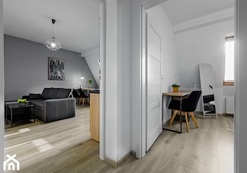 Apartament Szczecin - Mały szary salon z jadalnią - zdjęcie od Tomasz Wachowiec Fotografia