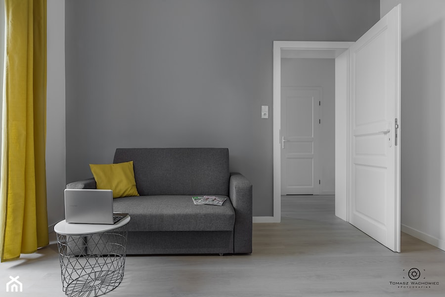 Mały biały szary salon, styl minimalistyczny - zdjęcie od Tomasz Wachowiec Fotografia