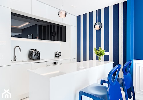 Dune Mielno - Średnia z salonem biała niebieska z zabudowaną lodówką z podblatowym zlewozmywakiem kuchnia dwurzędowa - zdjęcie od Tomasz Wachowiec Fotografia