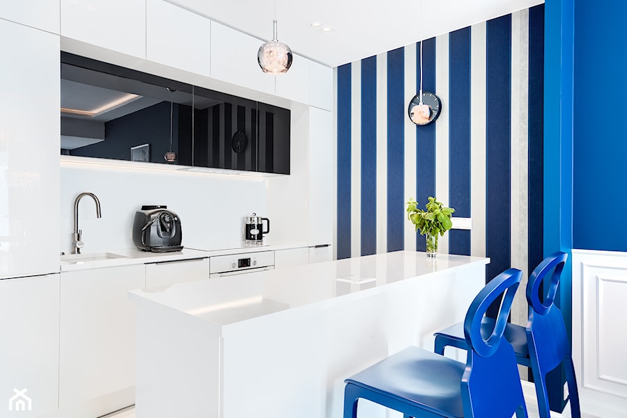 Dune Mielno - Średnia z salonem biała niebieska z zabudowaną lodówką z podblatowym zlewozmywakiem kuchnia dwurzędowa - zdjęcie od Tomasz Wachowiec Fotografia