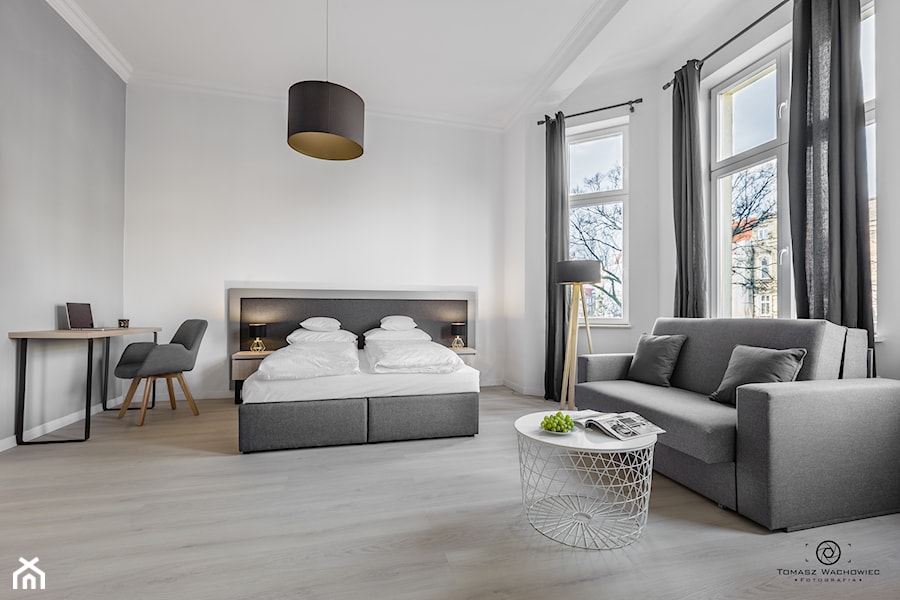 Duża biała szara z biurkiem sypialnia, styl minimalistyczny - zdjęcie od Tomasz Wachowiec Fotografia