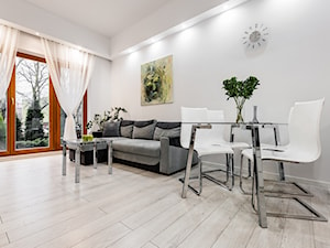 Apartamenty Platinum Szczecin - Biały salon z jadalnią z tarasem / balkonem - zdjęcie od Tomasz Wachowiec Fotografia