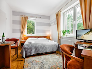 Villa Rimeva Międzyzdroje - Średnia biała szara z biurkiem sypialnia - zdjęcie od Tomasz Wachowiec Fotografia