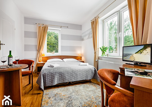 Villa Rimeva Międzyzdroje - Średnia biała szara z biurkiem sypialnia - zdjęcie od Tomasz Wachowiec Fotografia