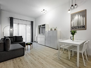 Apartament Szczecin - Mały biały salon z jadalnią z tarasem / balkonem - zdjęcie od Tomasz Wachowiec Fotografia