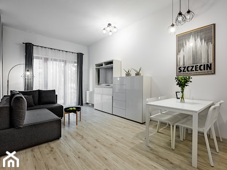 Aranżacje wnętrz - Salon: Apartament Szczecin - Mały biały salon z jadalnią z tarasem / balkonem - Tomasz Wachowiec Fotografia. Przeglądaj, dodawaj i zapisuj najlepsze zdjęcia, pomysły i inspiracje designerskie. W bazie mamy już prawie milion fotografii!