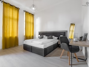 Średnia biała z biurkiem sypialnia, styl minimalistyczny - zdjęcie od Tomasz Wachowiec Fotografia