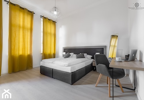 Średnia biała z biurkiem sypialnia, styl minimalistyczny - zdjęcie od Tomasz Wachowiec Fotografia