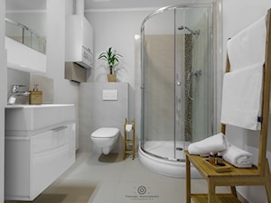 Mała na poddaszu bez okna z lustrem łazienka, styl minimalistyczny - zdjęcie od Tomasz Wachowiec Fotografia