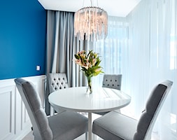 Dune Mielno - Mała biała niebieska jadalnia jako osobne pomieszczenie - zdjęcie od Tomasz Wachowiec Fotografia - Homebook