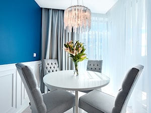 Dune Mielno - Mała biała niebieska jadalnia jako osobne pomieszczenie - zdjęcie od Tomasz Wachowiec Fotografia