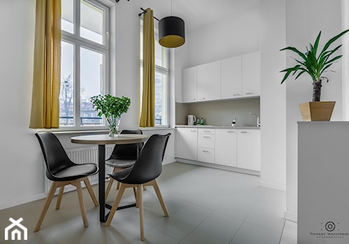 Mała z salonem biała z zabudowaną lodówką z podblatowym zlewozmywakiem kuchnia jednorzędowa z oknem, styl minimalistyczny - zdjęcie od Tomasz Wachowiec Fotografia
