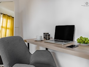 Mała biała z biurkiem sypialnia, styl minimalistyczny - zdjęcie od Tomasz Wachowiec Fotografia