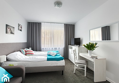 Villa Julia Międzyzdroje - Średnia biała z biurkiem sypialnia - zdjęcie od Tomasz Wachowiec Fotografia