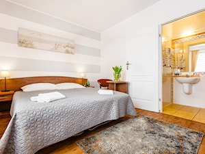 Villa Rimeva Międzyzdroje - Średnia biała szara sypialnia na poddaszu z łazienką - zdjęcie od Tomasz Wachowiec Fotografia
