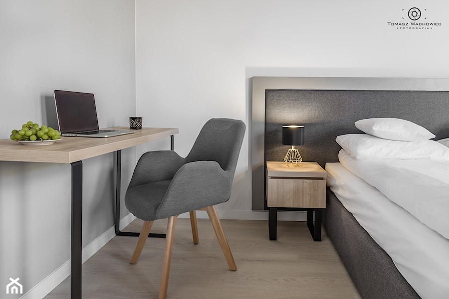 Mała szara z biurkiem sypialnia, styl minimalistyczny - zdjęcie od Tomasz Wachowiec Fotografia