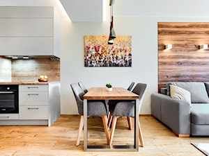 Apartamenty Mariacka 6 Szczecin - Średnia biała jadalnia w salonie w kuchni - zdjęcie od Tomasz Wachowiec Fotografia