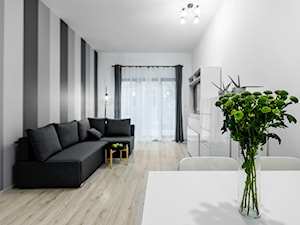 Apartament Szczecin - Mały biały szary salon z jadalnią z tarasem / balkonem - zdjęcie od Tomasz Wachowiec Fotografia