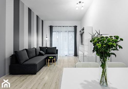 Apartament Szczecin - Mały biały szary salon z jadalnią z tarasem / balkonem - zdjęcie od Tomasz Wachowiec Fotografia