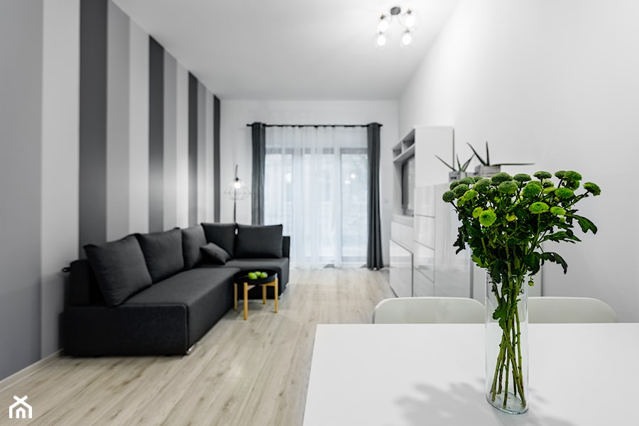 Apartament Szczecin - Mały biały szary salon z jadalnią z tarasem / balkonem - zdjęcie od Tomasz Wachowiec Fotografia