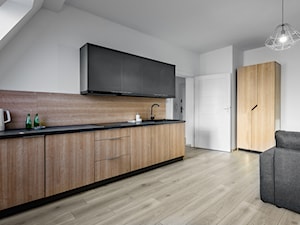 Apartament Szczecin - Średnia otwarta biała z zabudowaną lodówką z nablatowym zlewozmywakiem kuchnia jednorzędowa z oknem - zdjęcie od Tomasz Wachowiec Fotografia