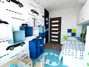 Pokój miłośnika aut, wariant 1 - Mały biały niebieski pokój dziecka dla dziecka dla chłopca, styl nowoczesny - zdjęcie od Strzelecka Design