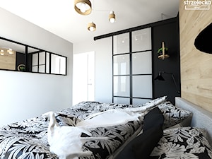 Sypialnia z garderobą - dom w lesie - Średnia biała czarna sypialnia, styl skandynawski - zdjęcie od Strzelecka Design