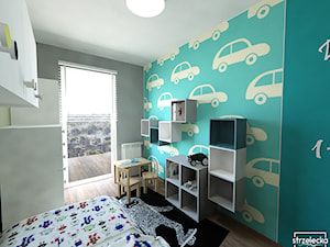 Pokój miłośnika aut, wariant 2 - Średni szary niebieski pokój dziecka dla dziecka dla chłopca dla dziewczynki, styl nowoczesny - zdjęcie od Strzelecka Design