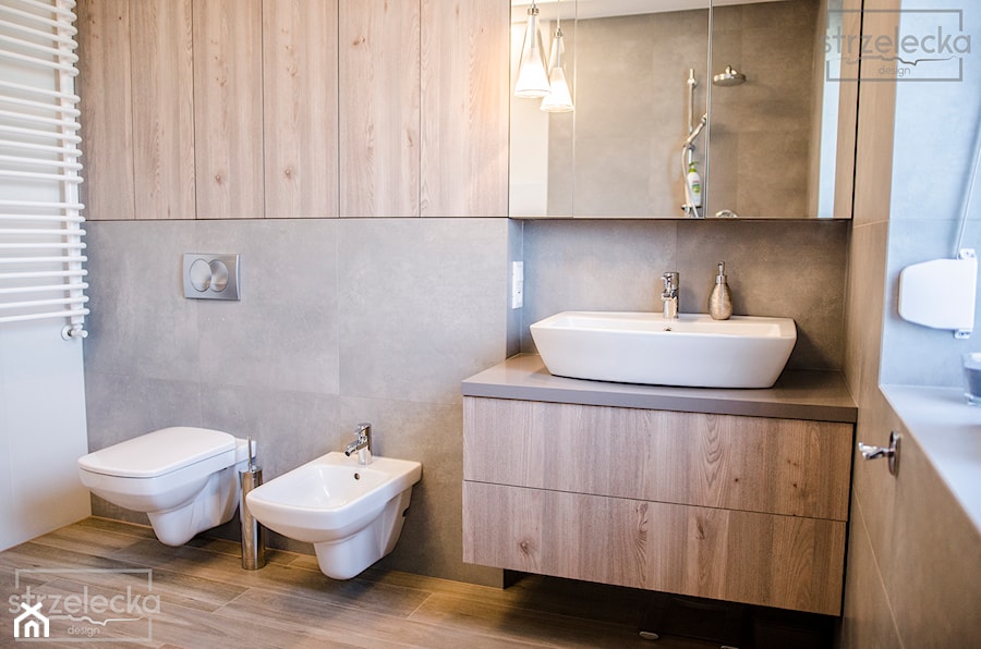 Łazienka z wanną i prysznicem - Mała z lustrem łazienka z oknem, styl nowoczesny - zdjęcie od Strzelecka Design