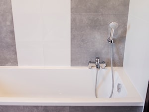 Łazienka z wanną i prysznicem - Mała bez okna łazienka, styl nowoczesny - zdjęcie od Strzelecka Design