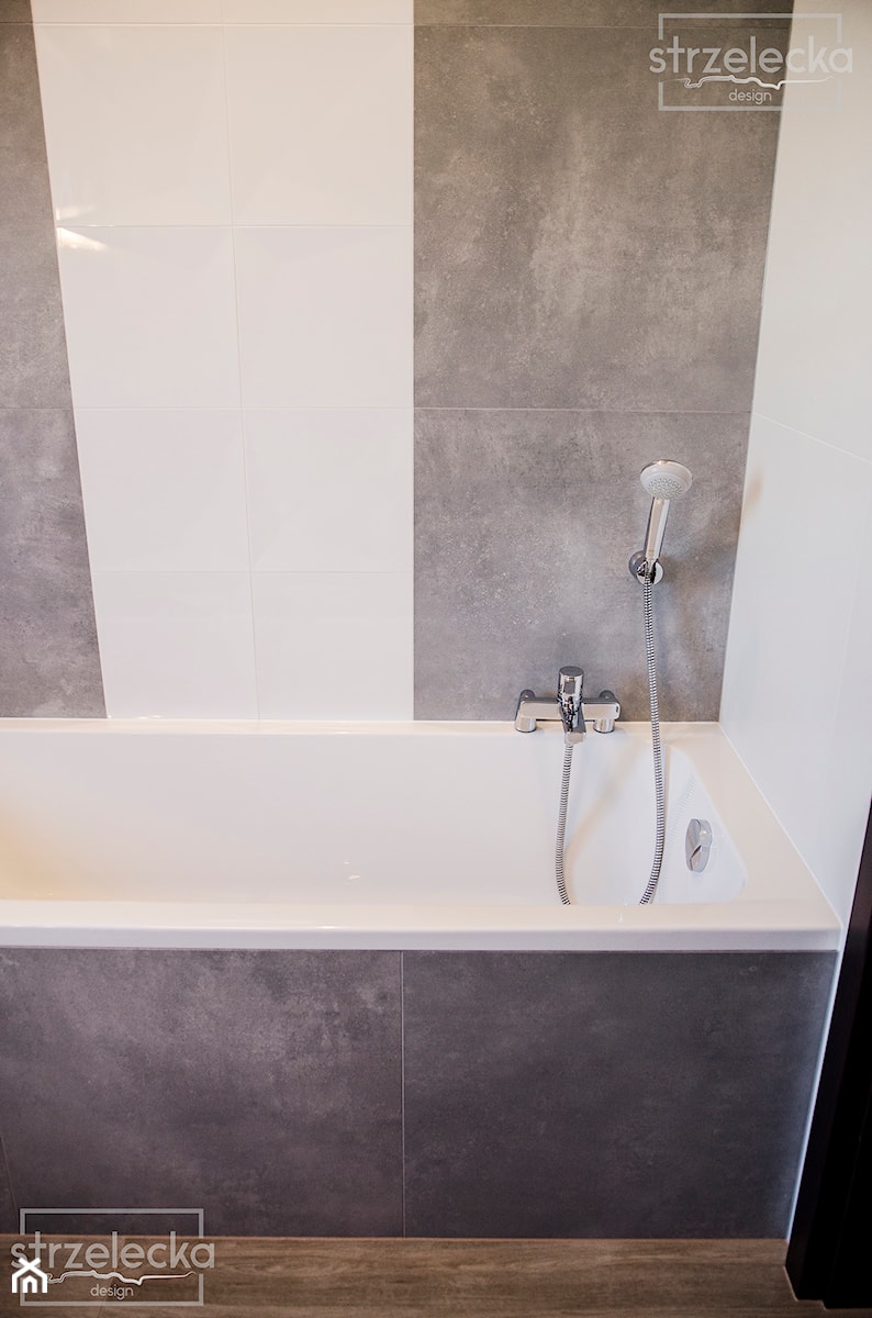 Łazienka z wanną i prysznicem - Mała bez okna łazienka, styl nowoczesny - zdjęcie od Strzelecka Design