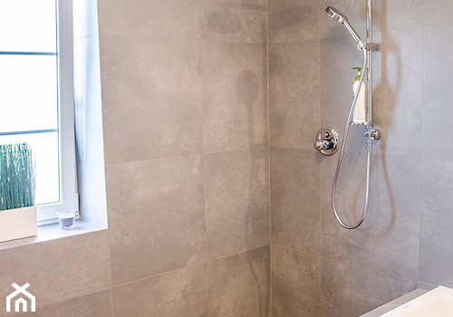 Łazienka z wanną i prysznicem - Mała łazienka z oknem, styl nowoczesny - zdjęcie od Strzelecka Design