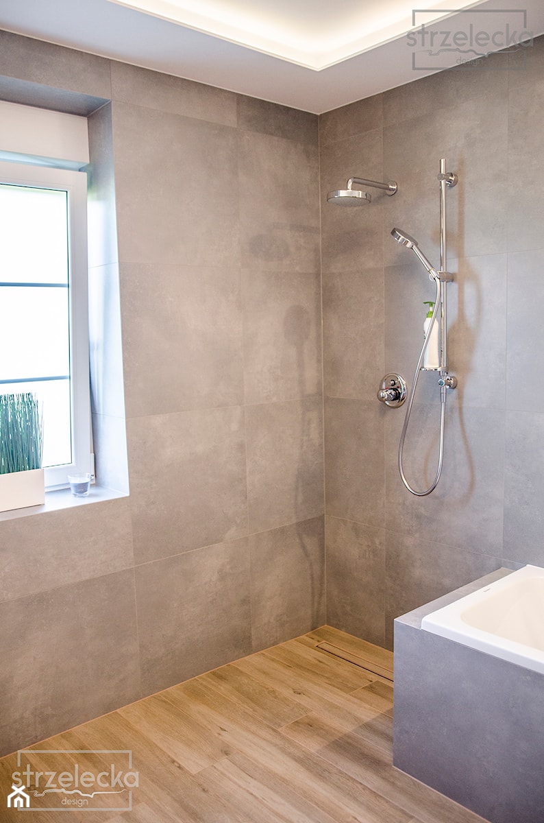 Łazienka z wanną i prysznicem - Mała łazienka z oknem, styl nowoczesny - zdjęcie od Strzelecka Design