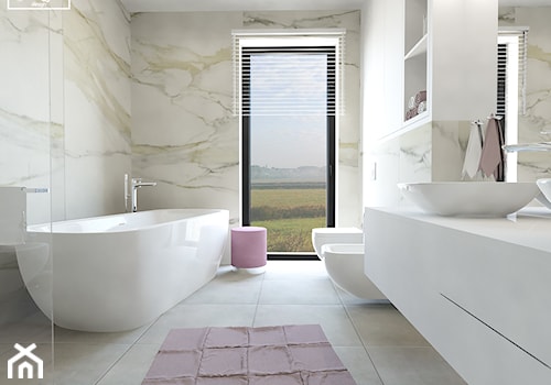 Łazienka z wykorzystaniem płytki calacatta i pudrowego różu - Średnia z dwoma umywalkami łazienka z oknem, styl nowoczesny - zdjęcie od Strzelecka Design