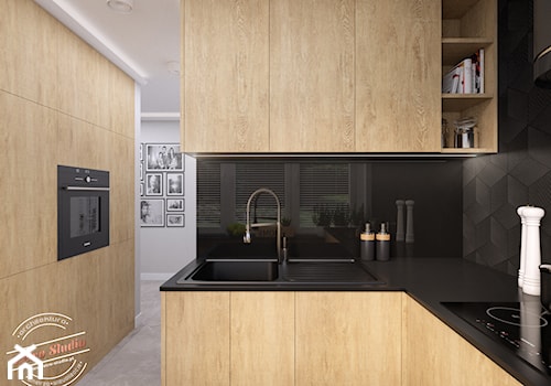 Mieszkanie 57 m2 - Średnia zamknięta czarna z zabudowaną lodówką z nablatowym zlewozmywakiem kuchnia w kształcie litery g z oknem, styl minimalistyczny - zdjęcie od Retro Studio