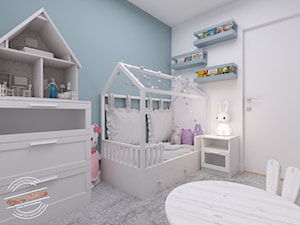 Mieszkanie 57 m2 - Średni biały niebieski pokój dziecka dla dziecka dla dziewczynki, styl skandynawski - zdjęcie od Retro Studio