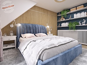 Sypialnia AK - Średnia biała niebieska sypialnia na poddaszu, styl skandynawski - zdjęcie od Retro Studio