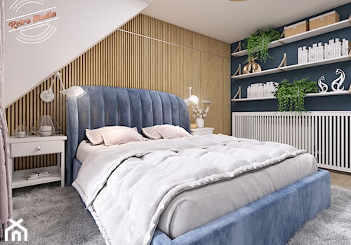 Sypialnia AK - Średnia biała niebieska sypialnia na poddaszu, styl skandynawski - zdjęcie od Retro Studio