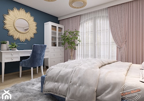Sypialnia AK - Średnia biała niebieska sypialnia, styl skandynawski - zdjęcie od Retro Studio