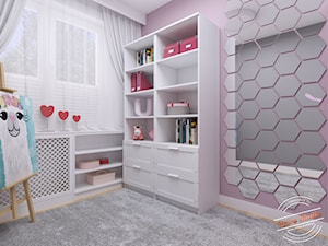 Mieszkanie 57 m2 - Mały różowy szary pokój dziecka dla dziecka dla dziewczynki, styl glamour - zdjęcie od Retro Studio