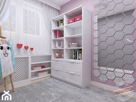 Aranżacje wnętrz - Pokój dziecka: Mieszkanie 57 m2 - Mały różowy szary pokój dziecka dla dziecka dla dziewczynki, styl glamour - Retro Studio. Przeglądaj, dodawaj i zapisuj najlepsze zdjęcia, pomysły i inspiracje designerskie. W bazie mamy już prawie milion fotografii!