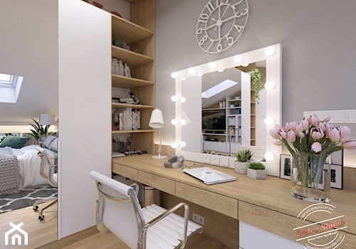 Poddasze AT - Średnia szara z biurkiem sypialnia na poddaszu, styl glamour - zdjęcie od Retro Studio