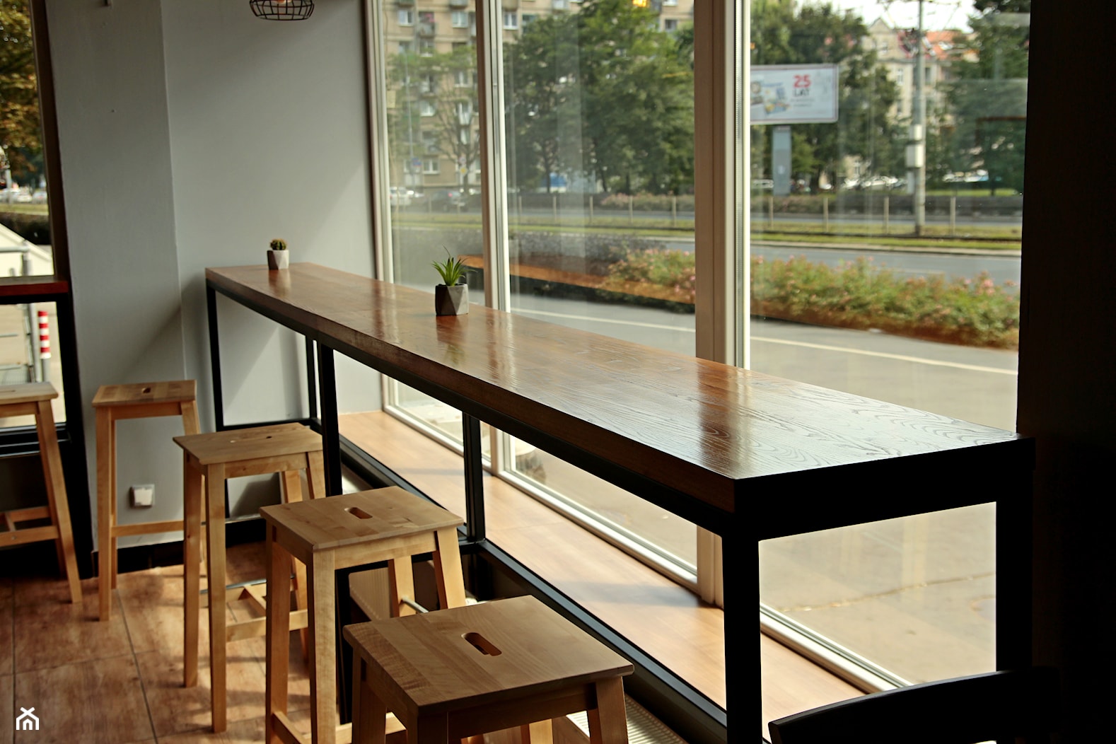 stół barowy pod okno - zdjęcie od Wolne Meble - Homebook