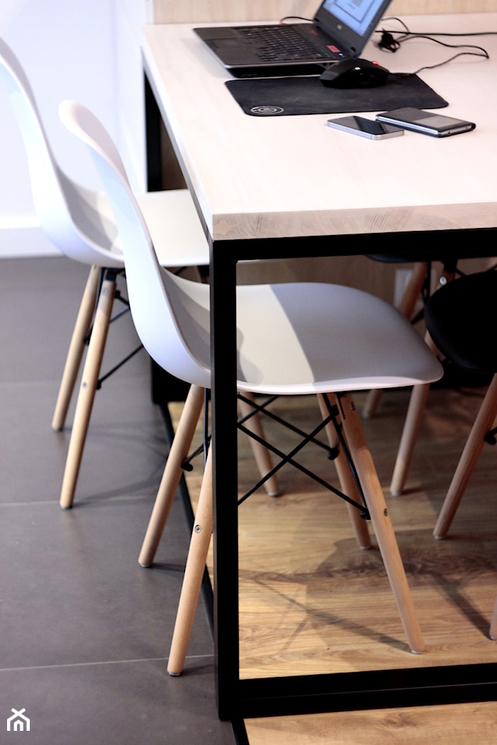 Stół biurowy, stal, drewno, jesion bielony. - zdjęcie od Wolne Meble - Homebook