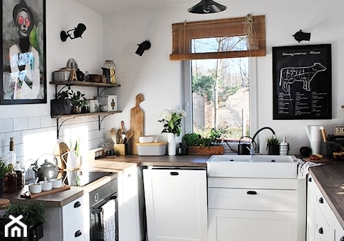 dom - Średnia biała z zabudowaną lodówką z nablatowym zlewozmywakiem kuchnia w kształcie litery u z oknem, styl skandynawski - zdjęcie od beartposter